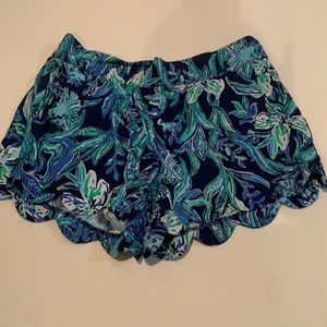Lily Pulitzer scalloped hem pull on shorts